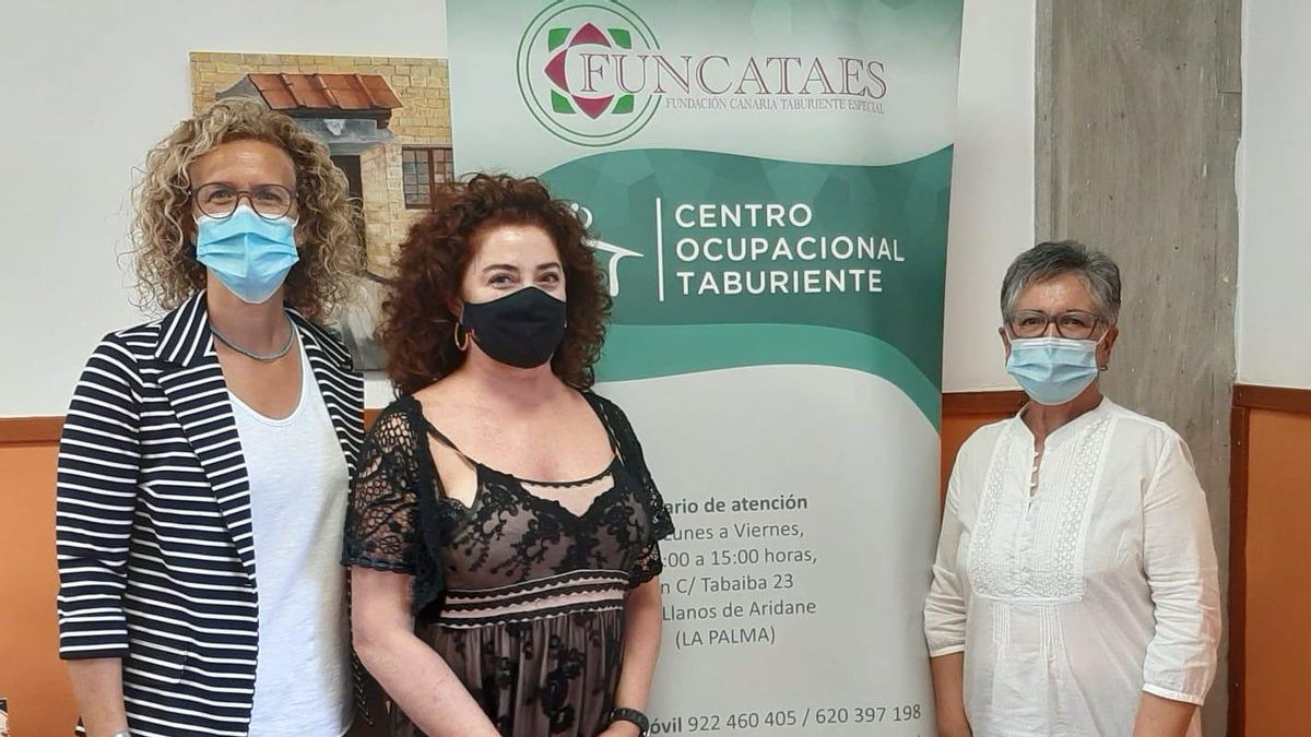 Visita de Beatriz Barrera (c) a las instalaciones.