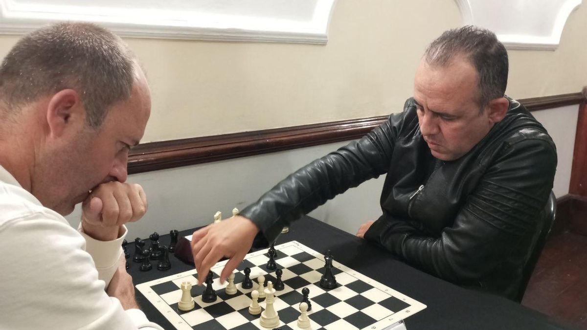 Héctor Gil  (d), campeón del Torneol Torneo de Reyes de Ajedrez en Los Llanos de Aridane 2026