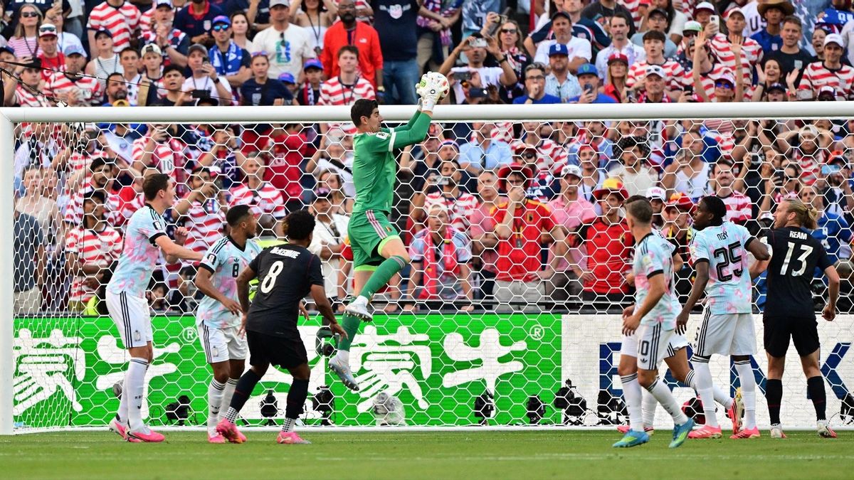 Courtois atrapa un balón en el partido en el que Bélgica goleó a Estados Unidos en el Mundial 2006.