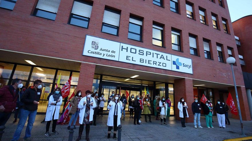 La protesta a las puertas del Hospital El Bierzo. // César Sánchez / ICAL