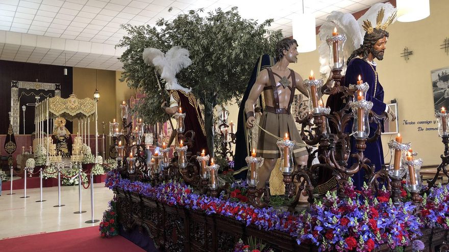 La hermandad de Pino Montano ha montado sus pasos como si fueran a salir.