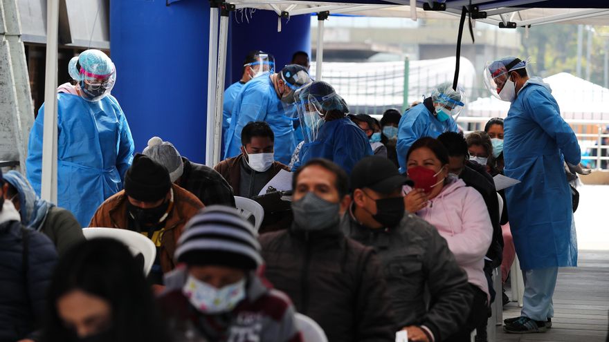 Ciudadanos ecuatorianos esperan para realizar pruebas PCR para la detección de la Covid-19 en las instalaciones de la Prefectura de Pichincha, en Quito (Ecuador), en una fotografía de archivo. EFE/ José Jácome