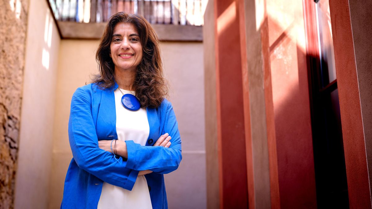 Sanam Naraghi-Anderlini, activista por la paz iraní, posa para elDiario.es en su visita a Barcelona