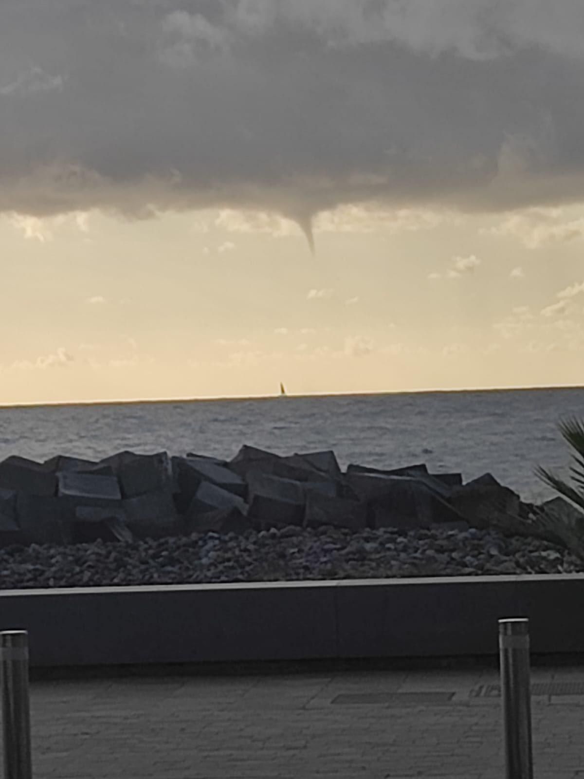 Imagen de la tuba formándose, a primeras horas de este miércoles,  1 de octubre, frente a la costa este de La Palma.