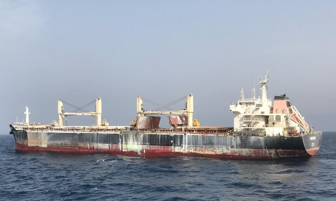 Fotografía facilitada por la empresa Bibby Line Limited, propietaria del carguero británico incendiado al suroeste de Canarias.