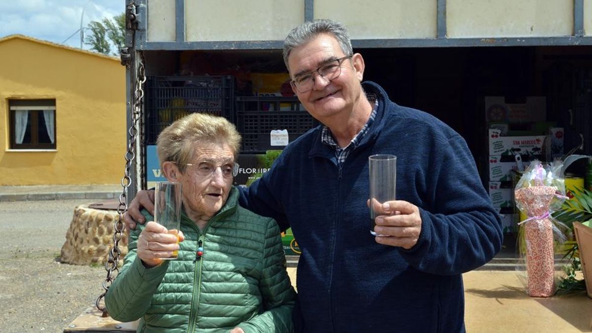 El último viaje de Arquelao: la jubilación tras medio siglo llevando fruta y compañía que evidencia la falta de recursos rurales