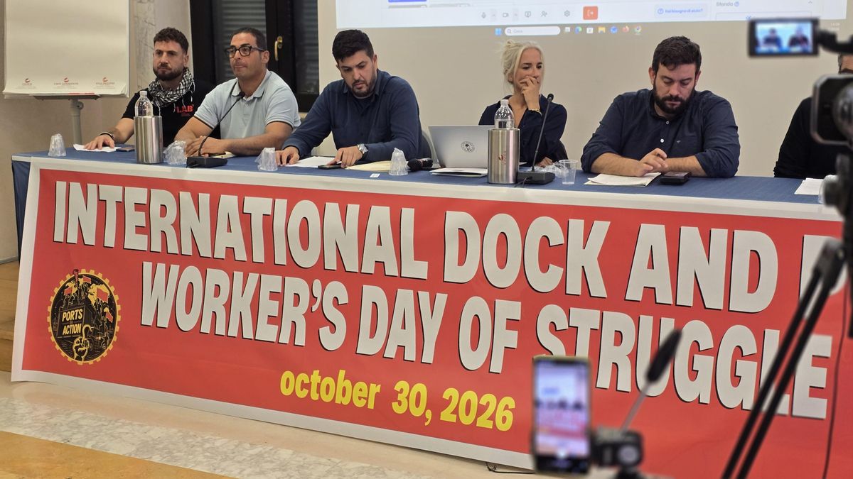 Representantes de sindicatos porturarios presentan la información sobre la huelga del 30 de octubre en Roma.