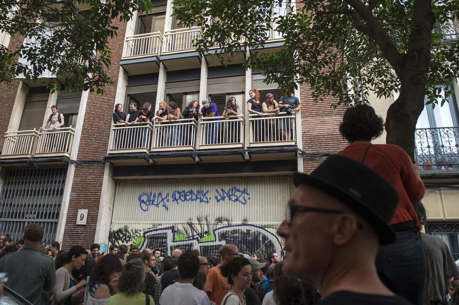 Momento en el que la manifestación entra en el edificio de la calle Divino Pastor 9, última sede del Patio Maravillas en Malasaña.