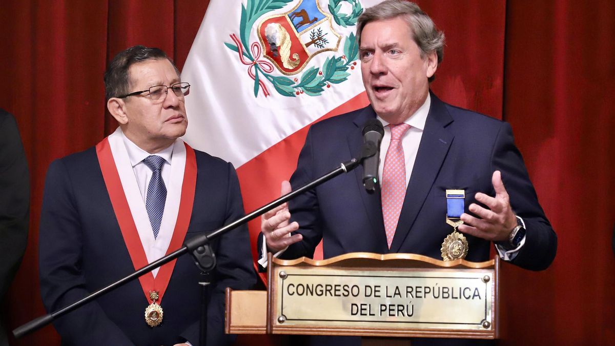 Acto de  entrega a Gabriel Mato de la Medalla del Congreso de Perú.