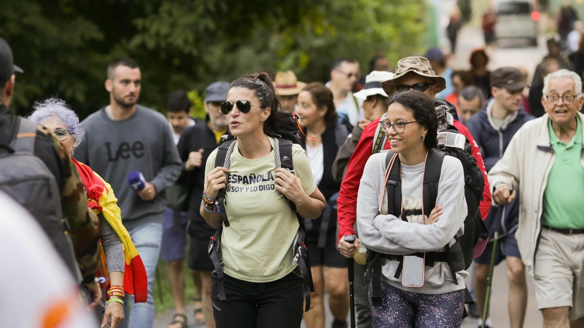 La ex portavoz de Vox en Andalucía Macarena Olona (c) comienza el Camino de Santiago, a 29 de agosto de 2022, en Sarria, Lugo, Galicia (España). Olona, que antes de ser candidata en Andalucía era secretaria general del grupo de Vox en el Congreso.