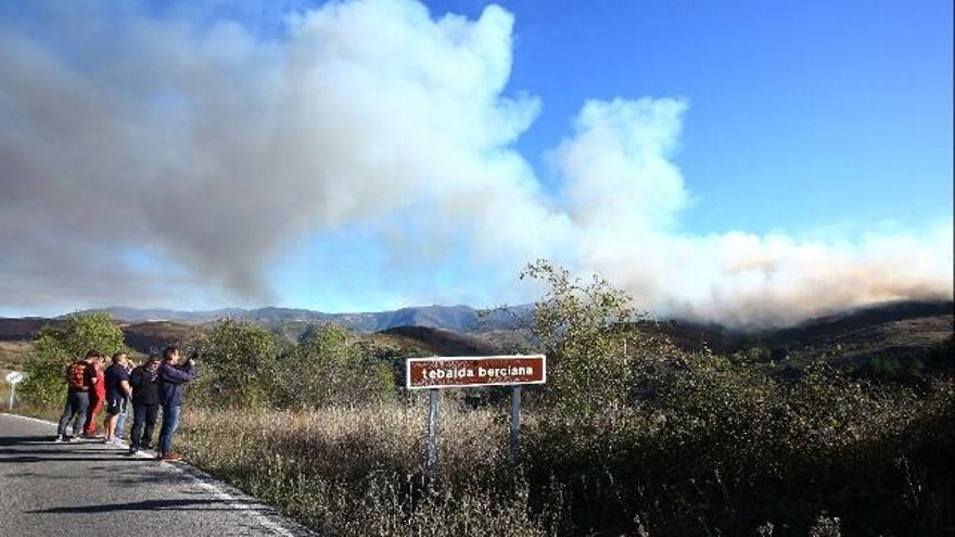 El fuego y el humo son visibles desde muchos puntos del entorno de Ponferrada. / César Sánchez / ICAL