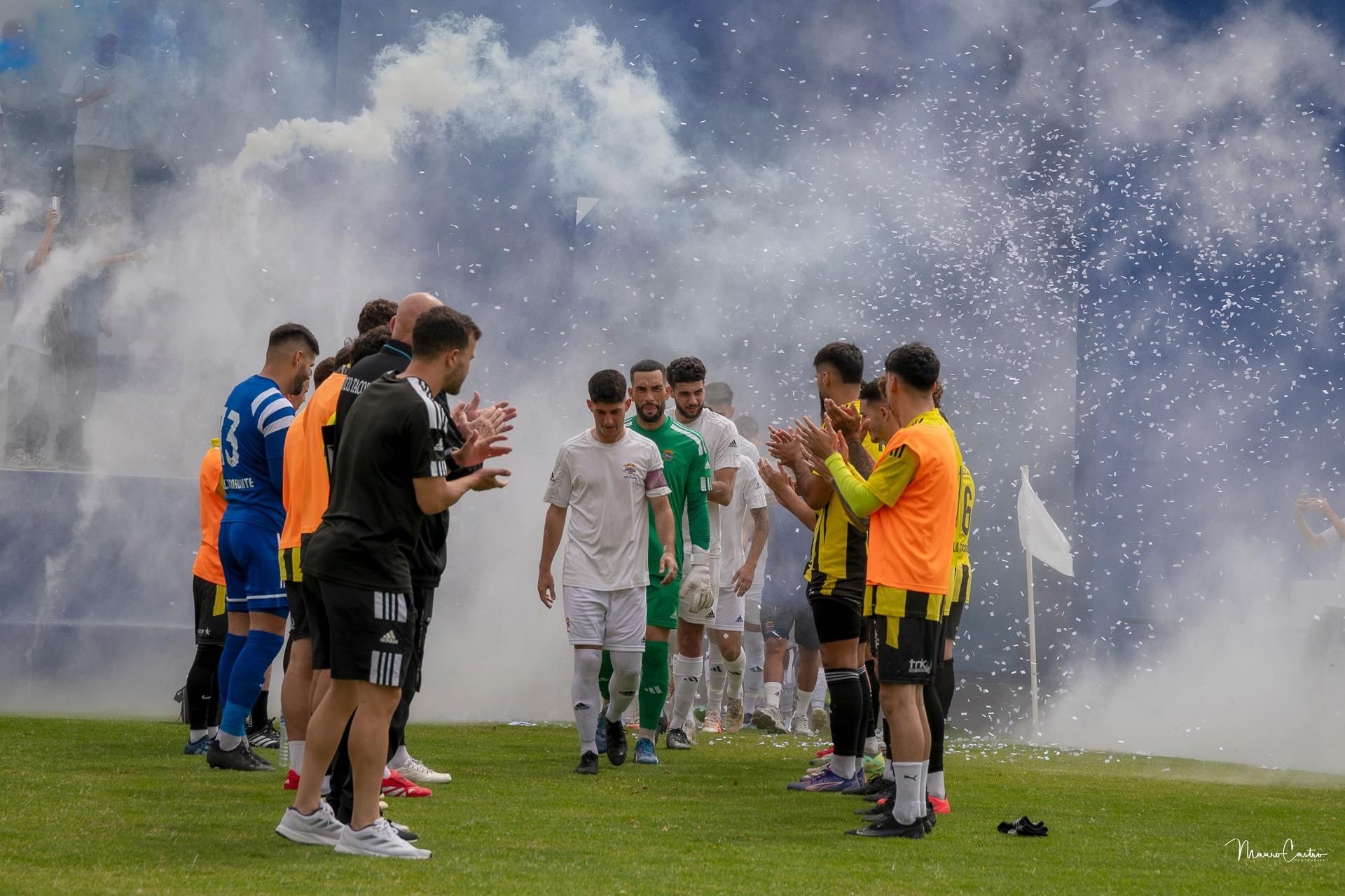 La SD Tenisca festejó el ascenso a Tercera División ante 1.500 personas.