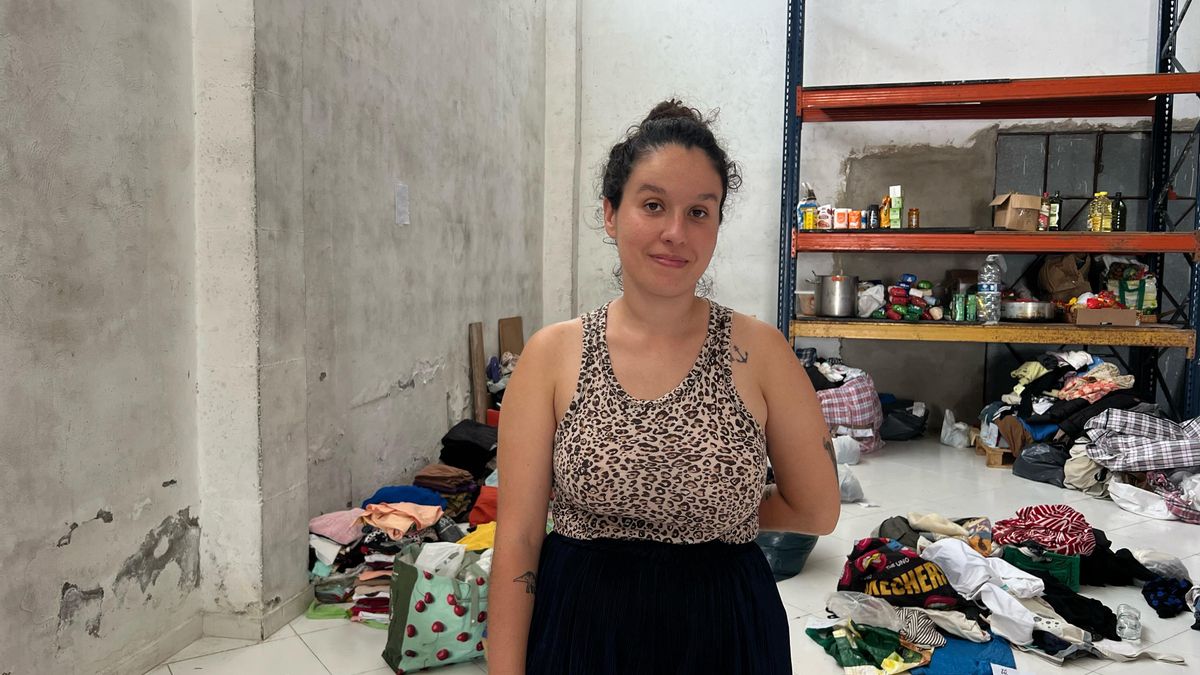 Ana, voluntaria de Border Resistence, en el almacén de Ceuta.