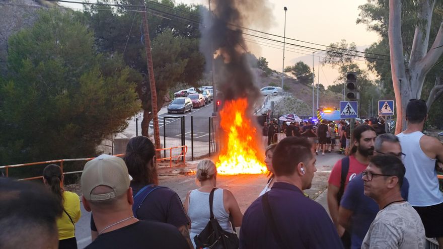 La cuarta jornada de la huelga del metal de Cartagena escala en tensión con vallas quemadas frente a Navantia