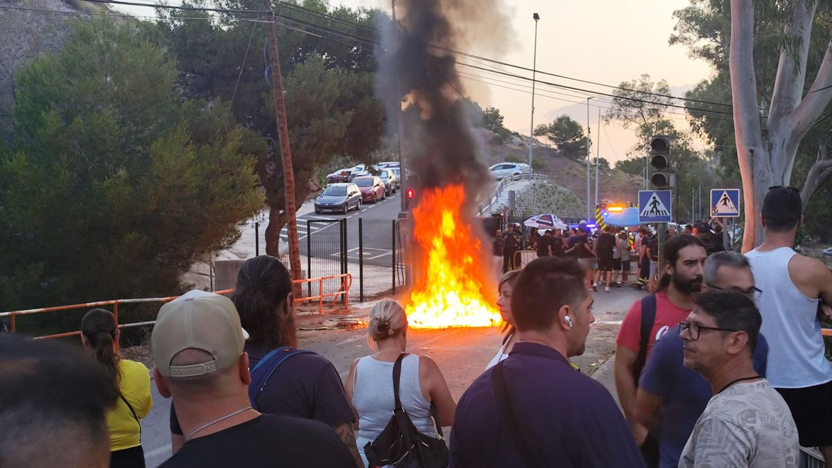 Barricadas en la protesta de los trabajadores del metal de la industria auxiliar de Navantia, en Cartagena.