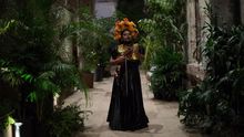 Fotografía fechada el 7 de noviembre de 2018, cedida por Roberto Trejo, que muestra a la cantante mexicana trans La Bruja de Texcoco, mientras participa en una sesión de fotografías. Mágica, amante de la música mexicana, libre, fiel a sus creencias, una artista en transición y reivindicativa, son solo algunas de las muchas características que definen a La Bruja de Texcoco, un icono LGBT que encarna las tradiciones de México y que encanta con sus instrumentos.