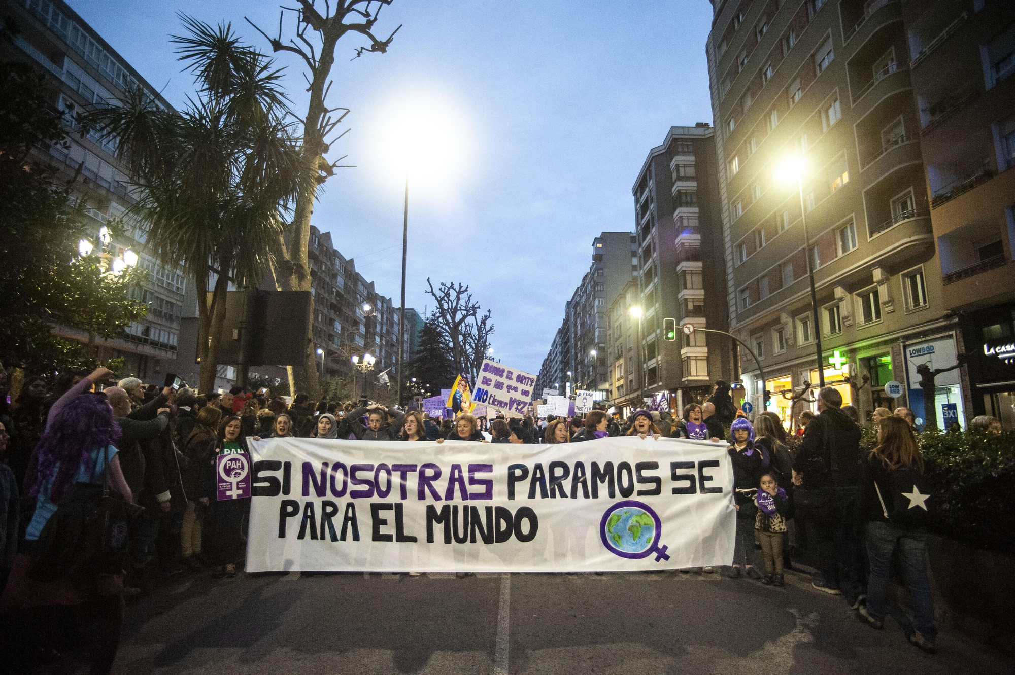 Decenas de miles de personas han colapsado el centro de Santander durante la manifestación del 8M. | BUBY REY