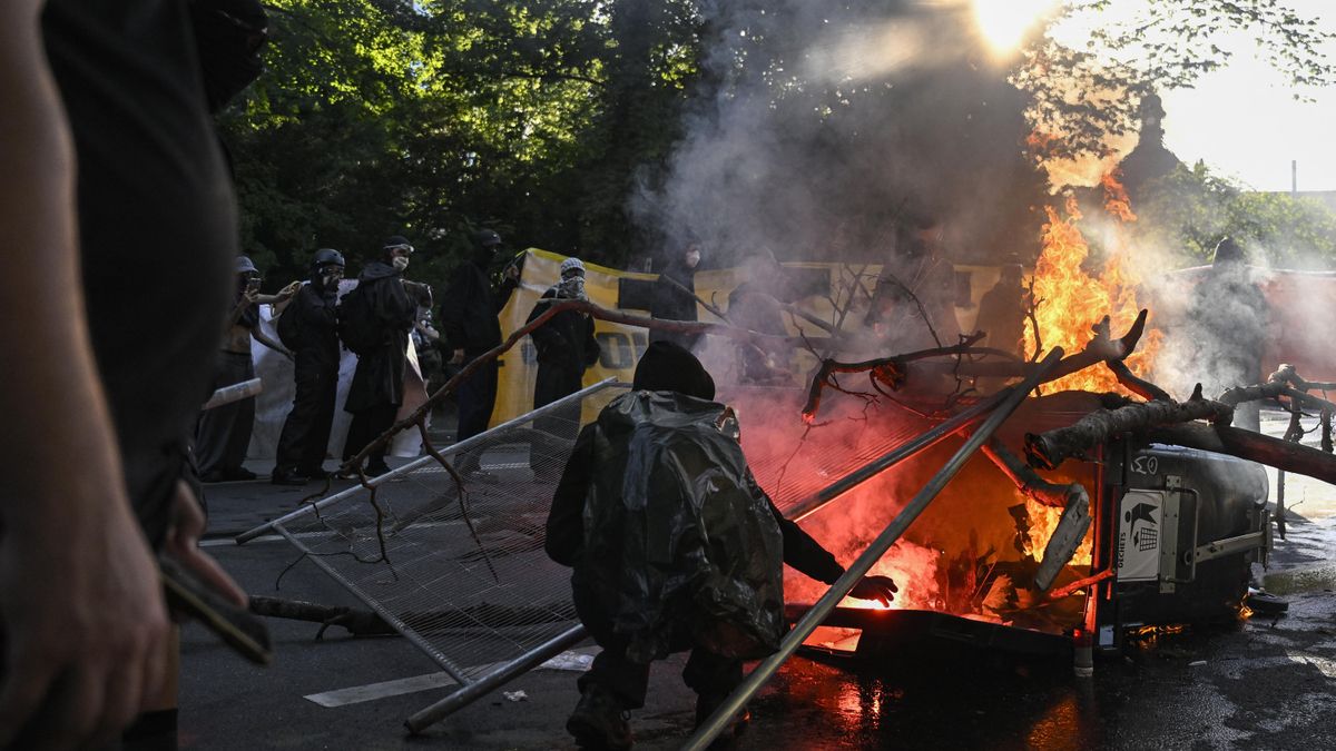 Un grupo de manifestantes prenden fuego a varias ramas y un contenedor en el parque Mon Repos de Ginebra.