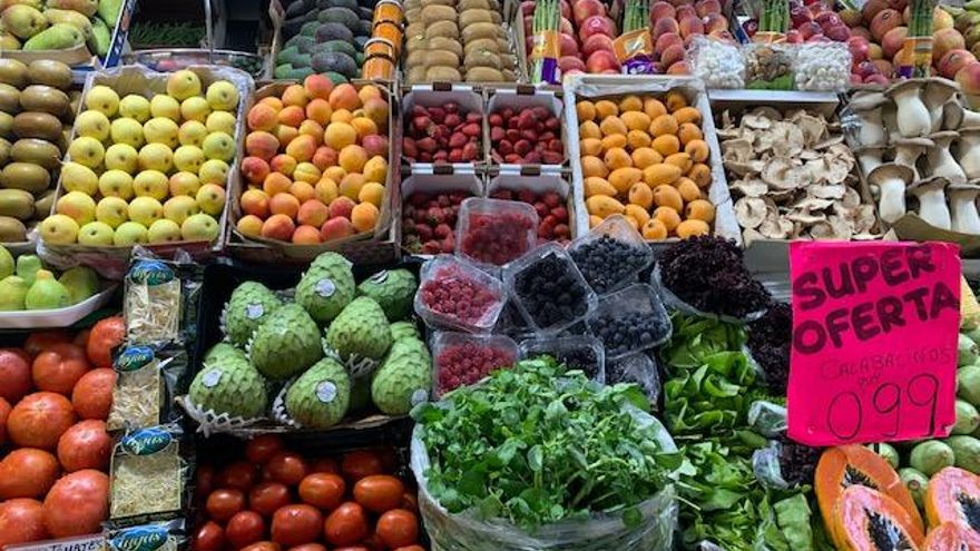 Verduras y frutas del puesto