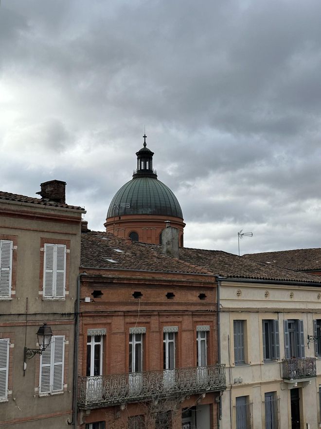 La Cúpula de Le Grave emerge sobre los tejados de Saint Cyprien.