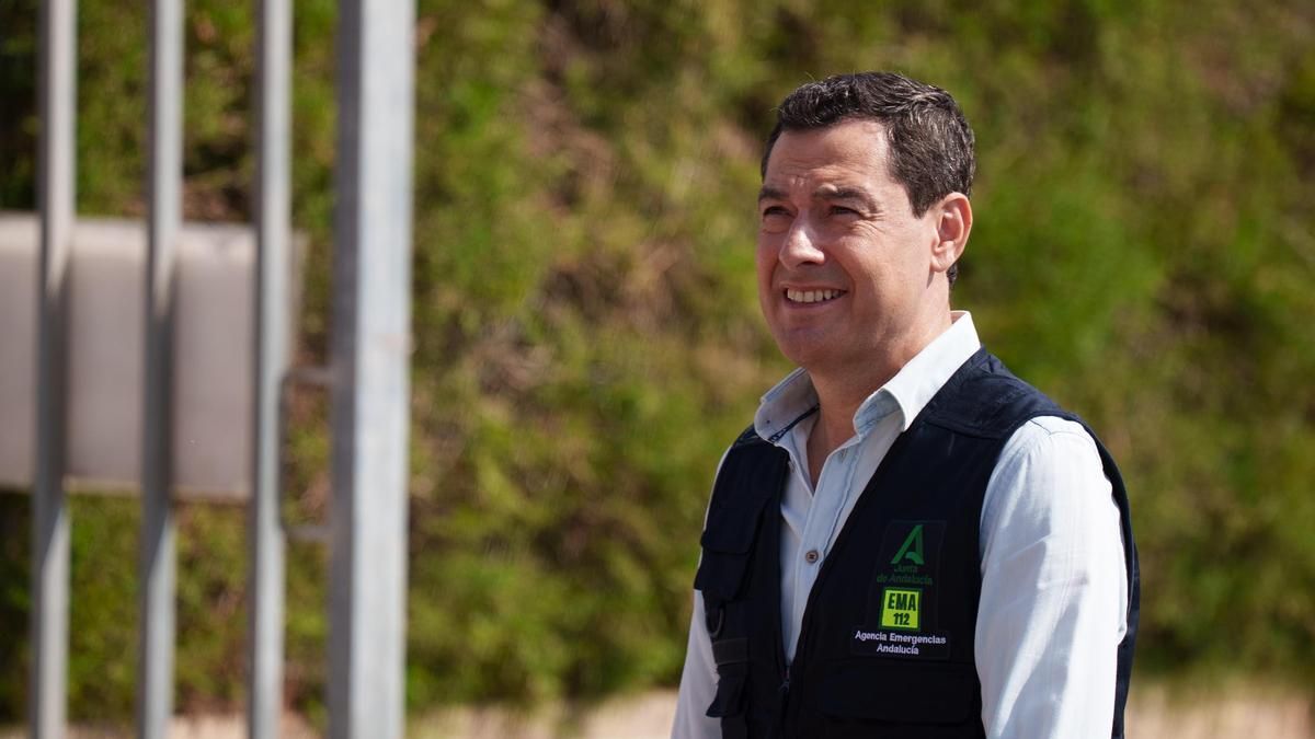 El presidente de la Junta de Andalucía, Juanma Moreno, durante una visita al Puesto de Mando Avanzado del incendio forestal de los Gallardos (Almería). A 13 de julio de 2026 en Turre, Almería (Andalucía, España). Pedro Sánchez, ha visitado este lunes, 13