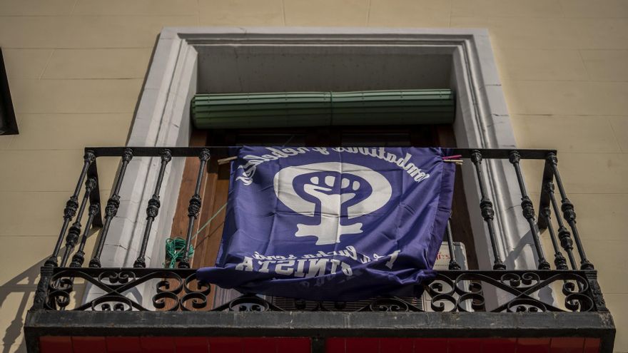 Los balcones de Madrid se visten con banderas y mensajes feministas para reivindicar un 8M marcado por la pandemia