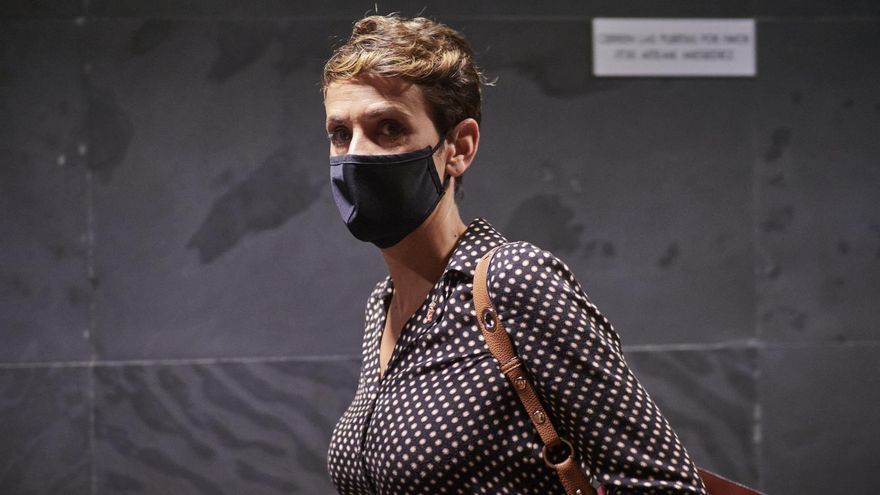 La presidenta del Gobierno foral, María Chivite, mira a la cámara a su llegada a un pleno en el Parlamento foral