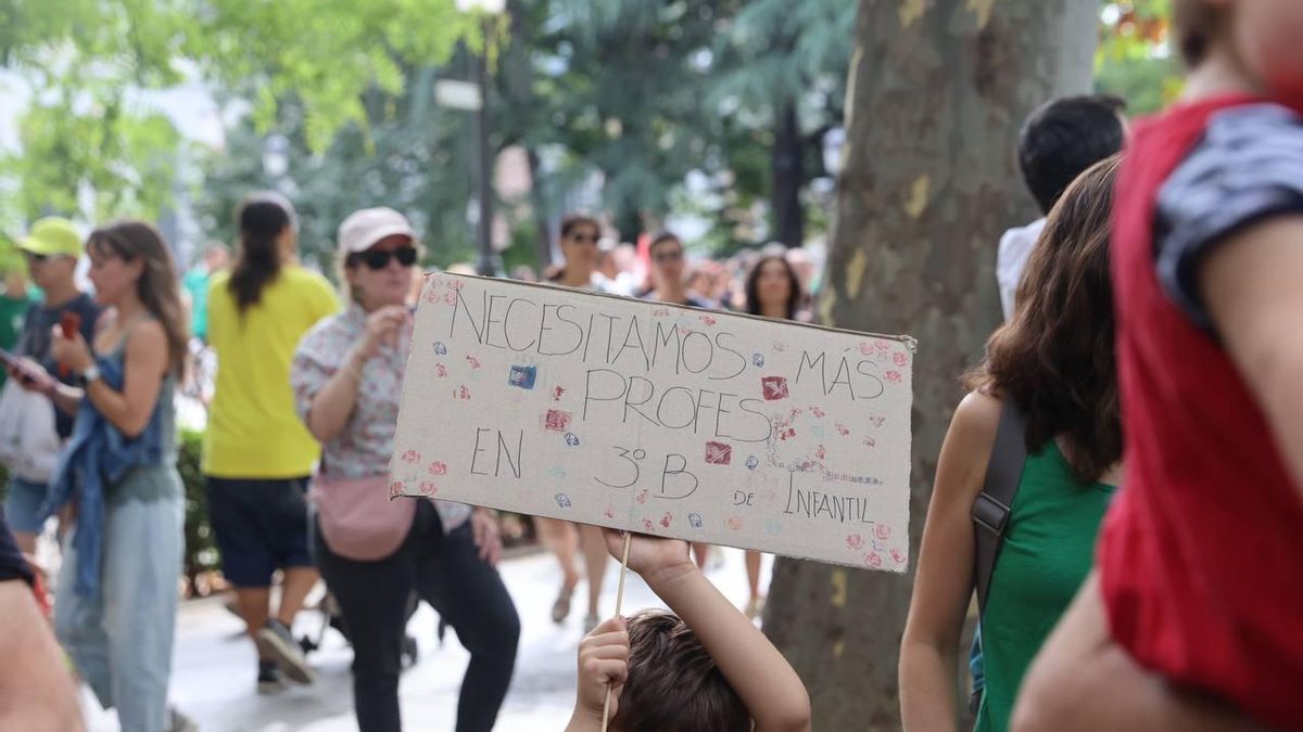 Un niño sujeta un cartel en la manifestación por la educación pública en Madrid: "Necesitamos profes en 3ºB"
