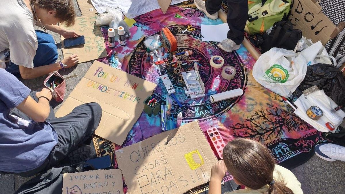 Ona, de 9 años, dibuja sus pancartas