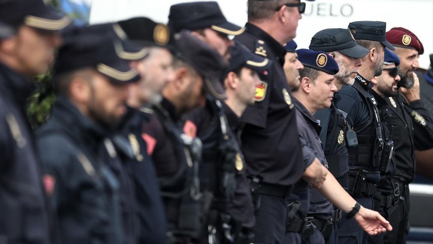 Varios agentes de policía nacional durante el acto de la llegada del ministro del Interior, Fernando Grande-Marlaska, a las instalaciones del Centro de Coordinación (CECOR)