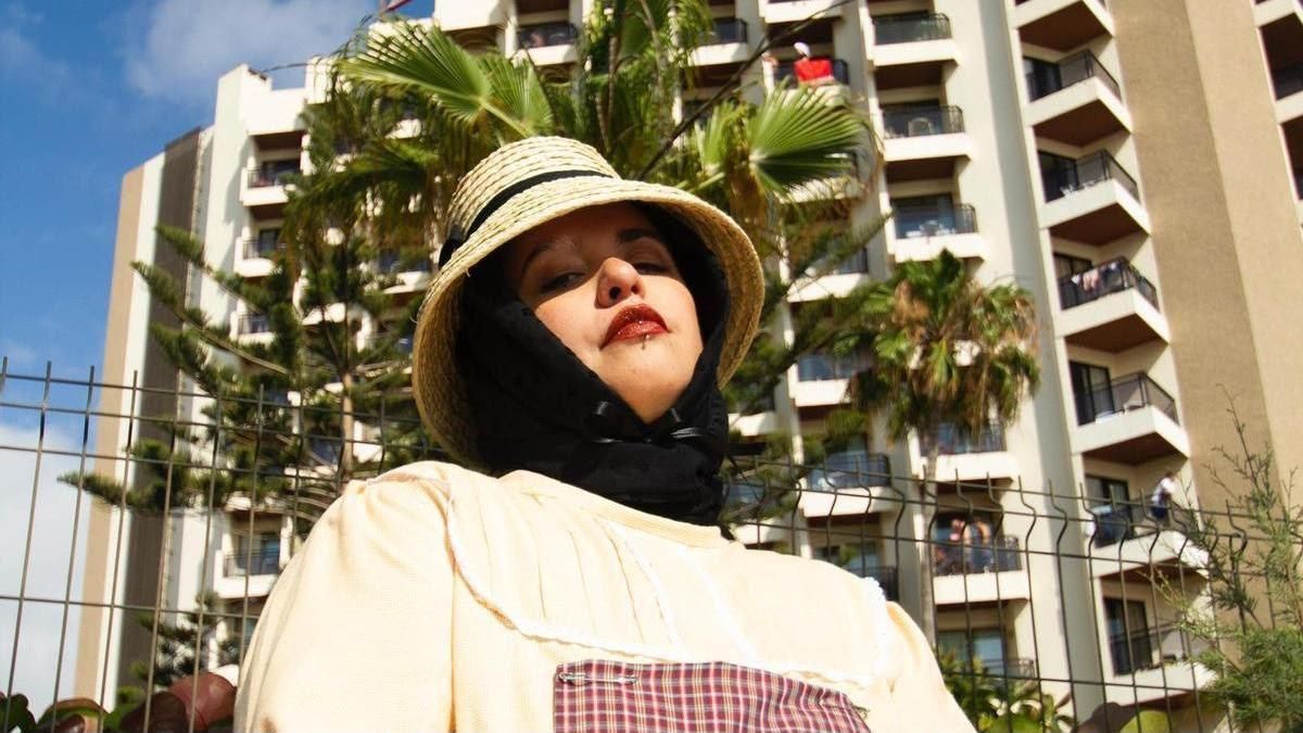 Cristina Mahelo, artista multidisciplinar y periodista canaria con una trayectoria enfocada y localizada en el territorio que habita. Comunicadora especializada en género por la UAB.
