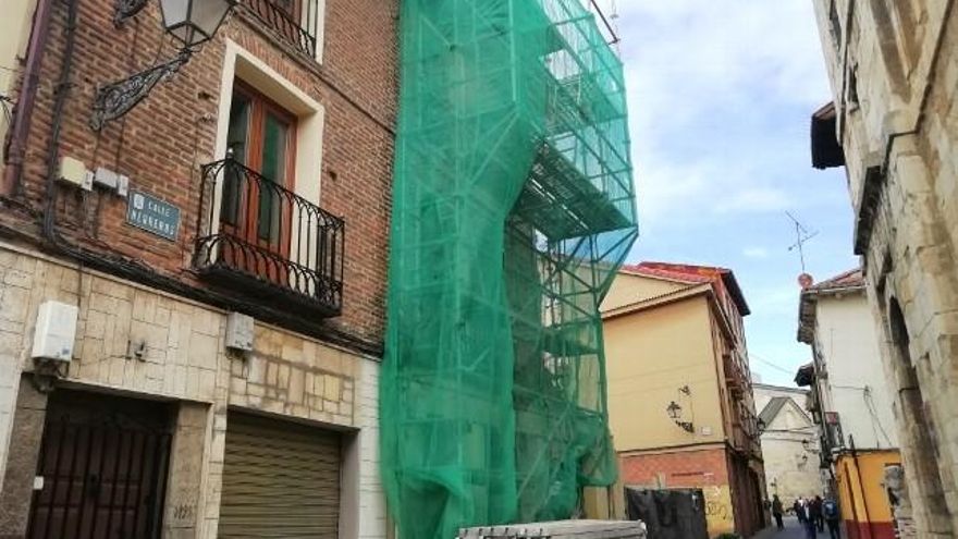 Aquí puede verse que la fachada se mantiene en el mismo edificio pero en otra obra, mientras al fondo ya ha desaparecido la fachada del proyecto eclesiástico.