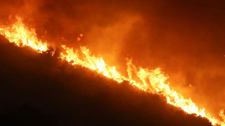 Declarado un incendio forestal en un paraje entre Granada y Cenes de la Vega