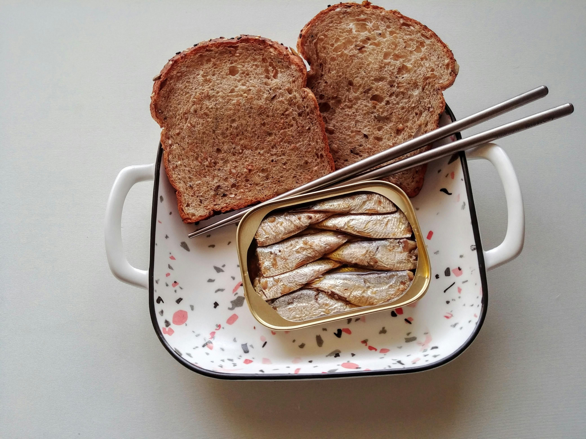 Pan integral con sardinas.