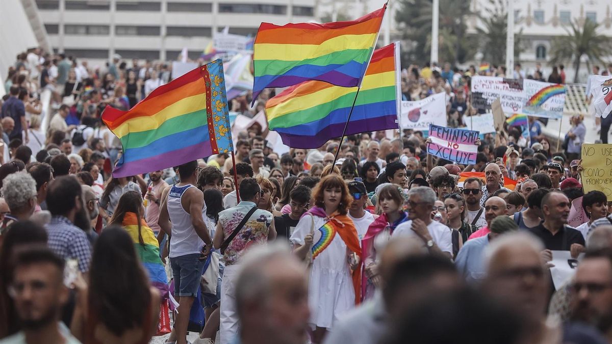 Cientos de personas durante la manifestación del Orgullo 2024 en Valencia.