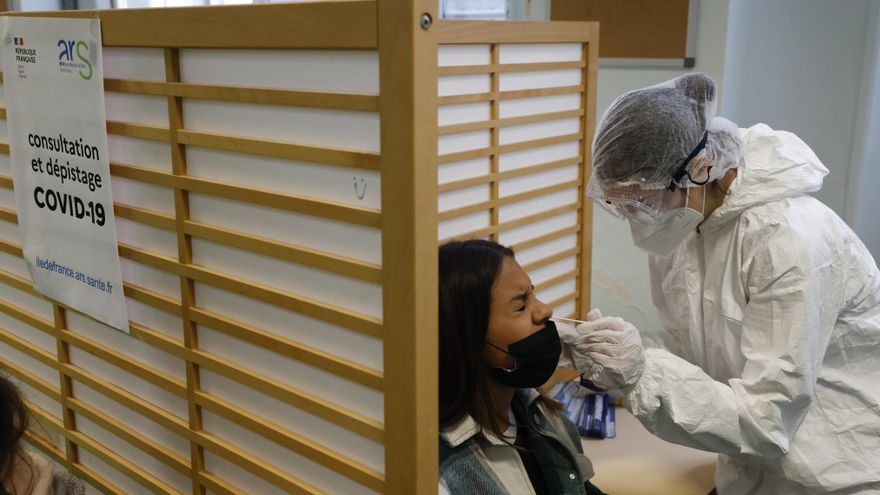 Una enfermera hace una PCR a una paciente en París, en una imagen de archivo. EFE/EPA/LUDOVIC MARIN / POOL MAXPPP OUT[MAXPPP OUT]