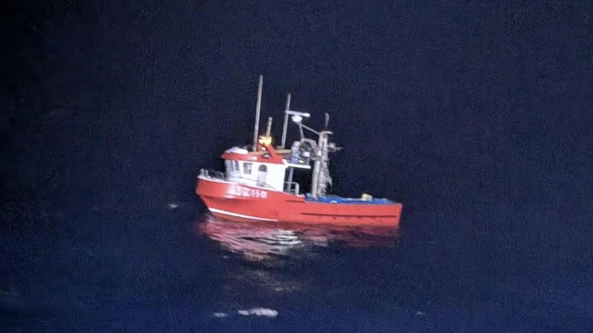 Salvamento rescata a tres pescadores que quedaron a la deriva a más de 200 kilómetros de Canarias