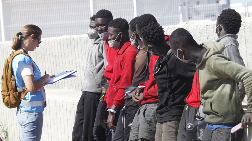 Rescatados ocho inmigrantes de una patera en aguas del Estrecho