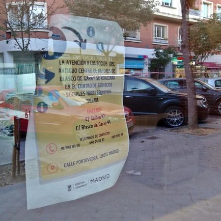 Cartel en el centro de Vallehermoso derivando a los mayores a otro espacio municipal