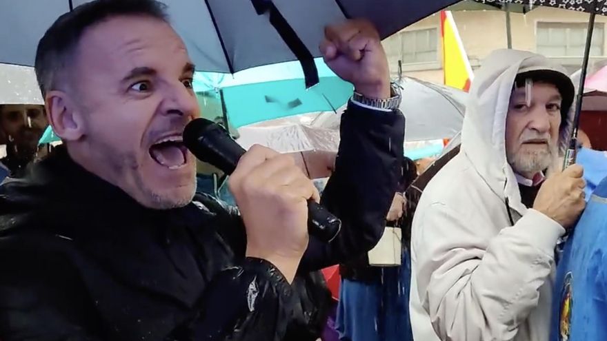 El policía cesado por difundir bulos xenófobos en un acto de Vox llama a "luchar" contra el Gobierno "indigno"
