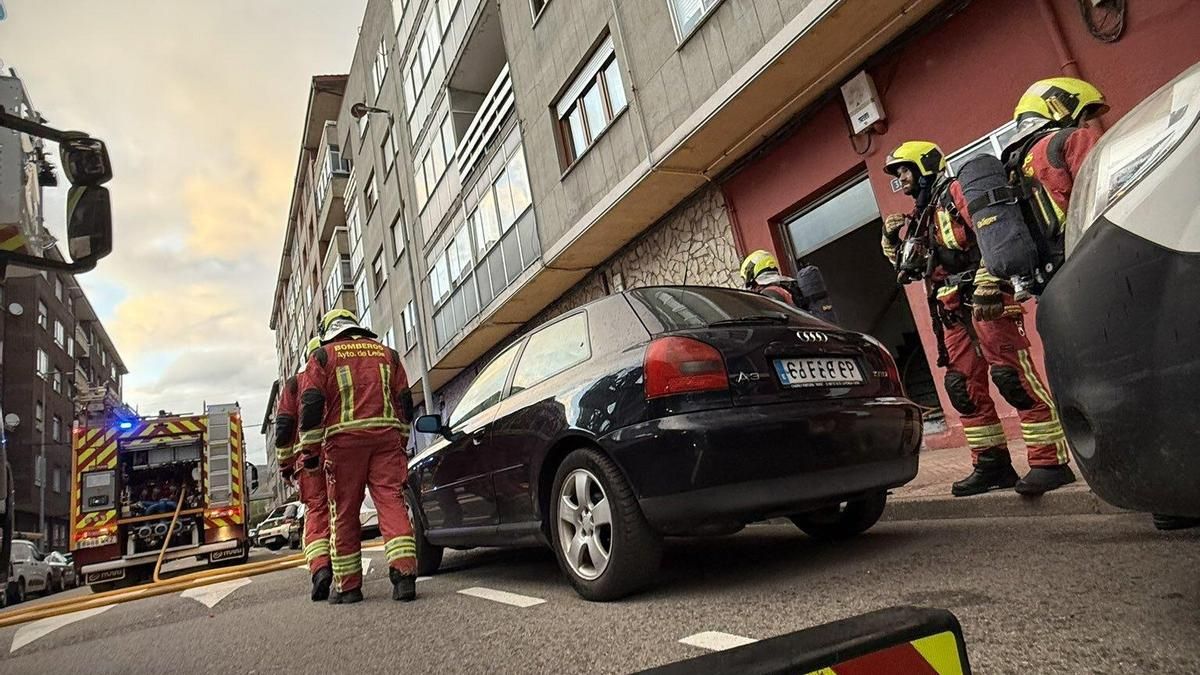 Actuación de los bomberos del Ayuntamiento de León en un fuego desatado en una vivienda de La Robla.