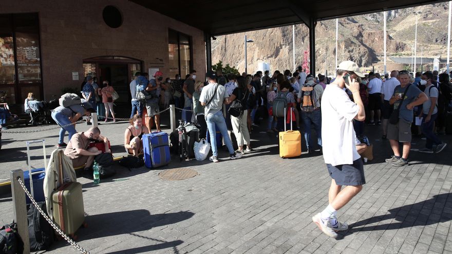 Colas en el Puerto de Santa Cruz de La Palma. (ALEJANDRO RAMOS)