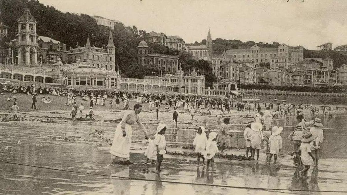 Imagen de la playa de La Concha y del edificio La Perla en los años 60.
