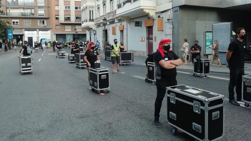 La marcha silenciosa, protagonizada por el sector de los eventos y espectáculos, ha recorrido las calles de València.