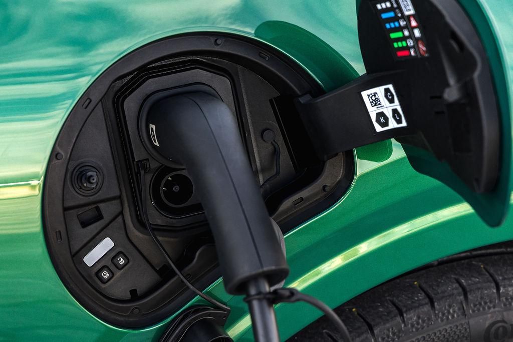 Cargador embarcado del nuevo Renault Twingo eléctrico.