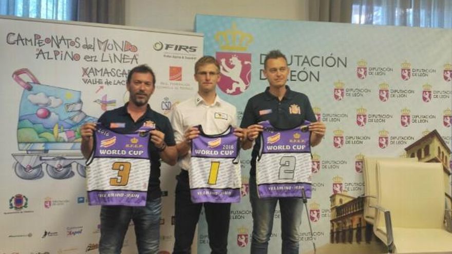 Dos miembros de la organización junto a Marco Walz, actual campeón del mundo de patinaje alpino en líena.