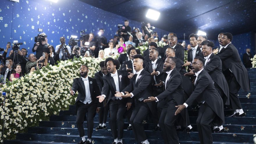 Un coro afroamericano inaugura el desfile de moda de la Met Gala en Nueva York