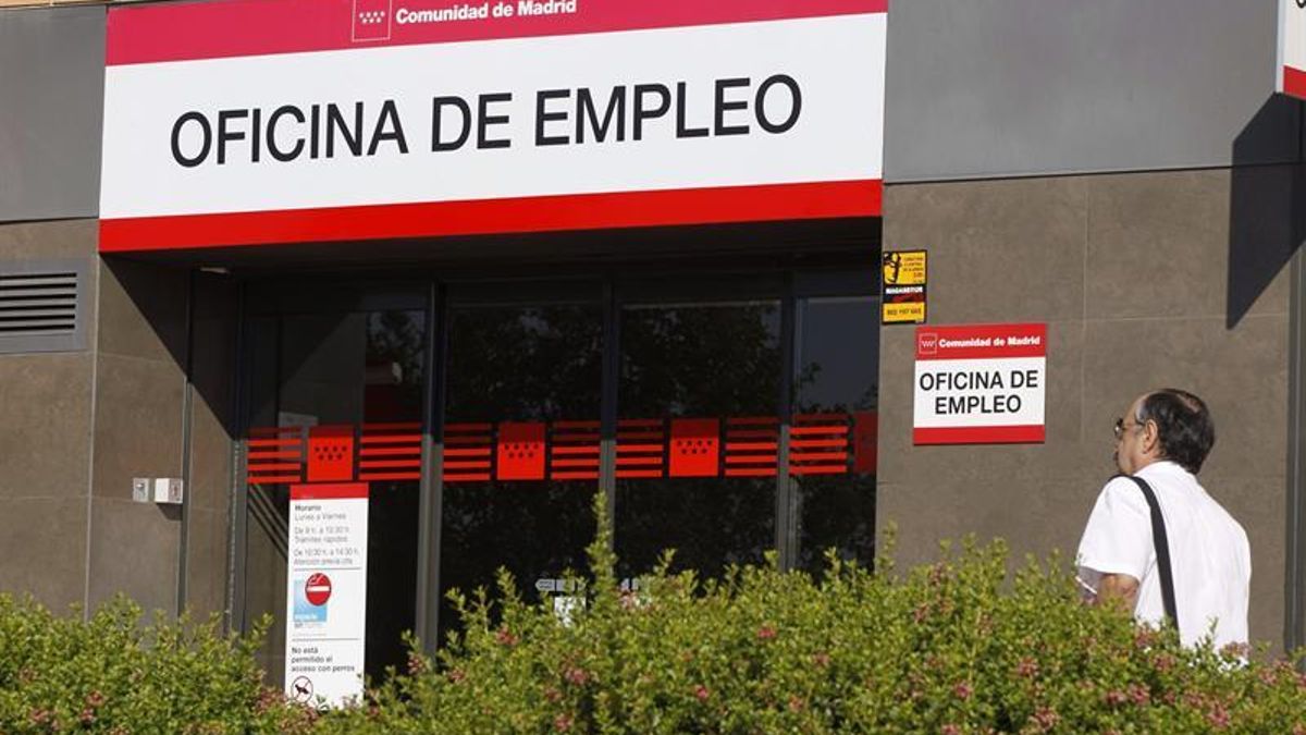 El paro cae en 98.317 personas en junio.