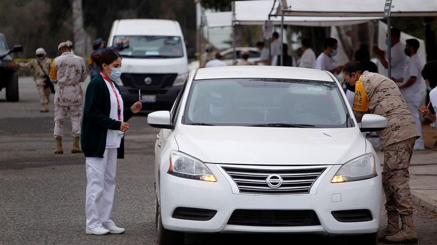 Integrantes del Ejercito Mexicano y del sector de la salud, aplican la vacuna contra la covid-19 hoy en el municipio de Ensenada, en Baja California (México). EFE/Alejandro Zepeda