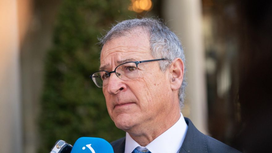 Archivo - El nuevo rector de la Universidad del País Vasco, Joserramon Bengoetxea, atiende a los medios durante el acto de toma de posesión como nuevo rector de la Universidad del País Vasco (UPV/EHU), Joserramon Bengoetxea